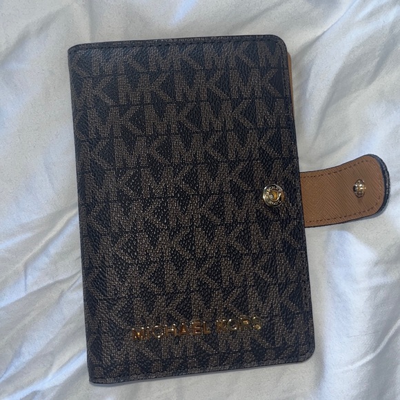 MICHAEL KORS PASSPORT HOLDER NWOT - Picture 1 of 5